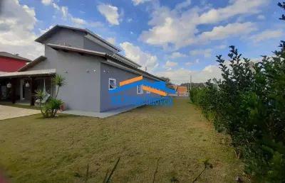 Casa de alto padrão com 4 suítes, lazer completo e segurança 24h.