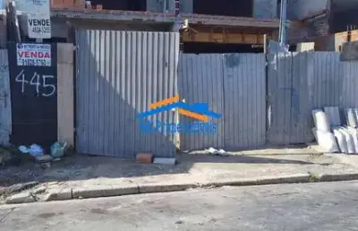 Sobrado espaçoso com 3 suítes, churrasqueira e garagem para 4 carros.