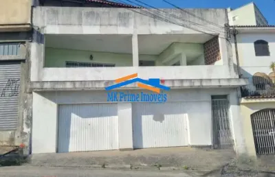 Casa com 3 quartos sendo 1 suíte e 2 vagas de garagem.