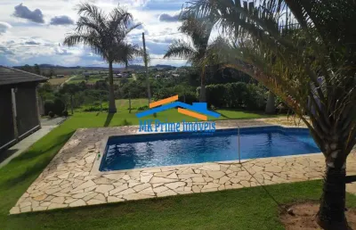 Chácara completa com 1.360m², área de lazer e garagem para 15 carros.