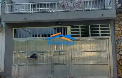 Sobrado 400m² com 2 suítes, churrasqueira e salão de festa.