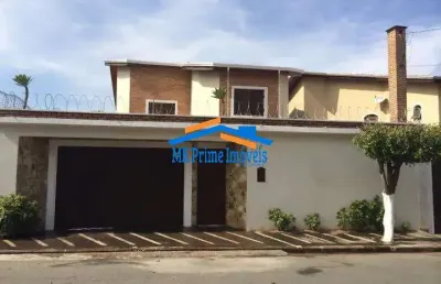 Casa com 4 quartos sendo 1 suíte e 5 vagas de garagem.