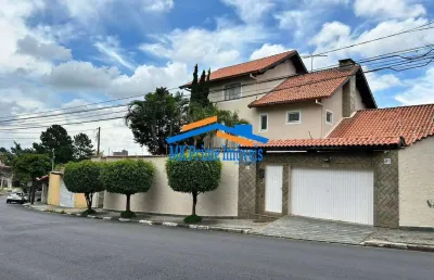 Casa com 5 quartos sendo 2 suítes e 6 vagas de garagem.