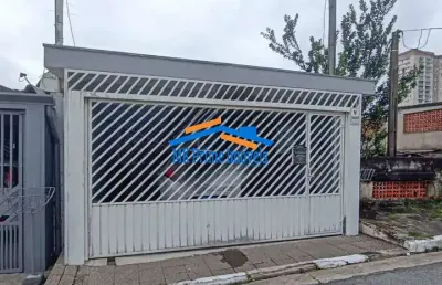 Casa com 3 quartos sendo 1 suíte e 2 vagas de garagem.