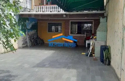 Casa com 2 quartos sendo 1 suíte e 6vagas de garagem.