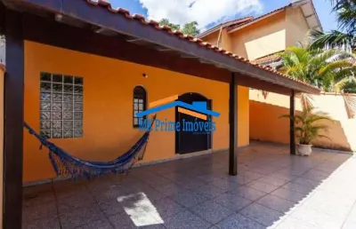 Casa em condomínio com 3 quartos sendo 1 suíte e 3 vagas de garagem.