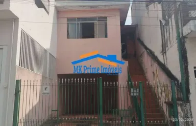 Casa assobradada com 2 quartos e 2 vagas de garagem.