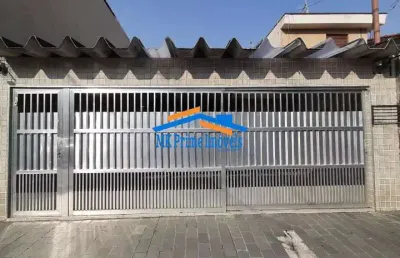 Casa térrea com dois quartos sendo 1 suíte e 2 vagas de garagem.