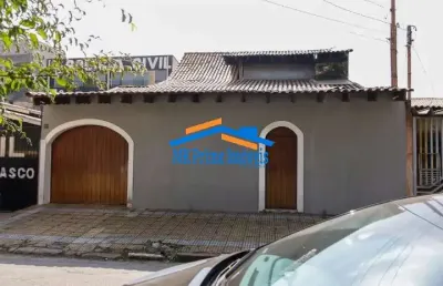Casa no i.a.p.i com 3 quartos sendo 1 suíte e 4 vagas de garagem.