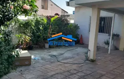 Casa térrea com 3 quartos sendo 1 suíte e 4 vagas de garagem.