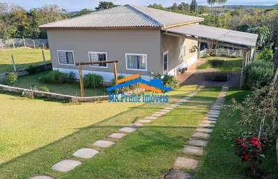 Chácara à venda com 3 quartos e estrutura de clube.