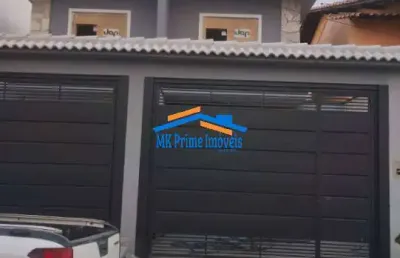 Casa com 3 quartos sendo todos suítes e quatro vagas de garagem.