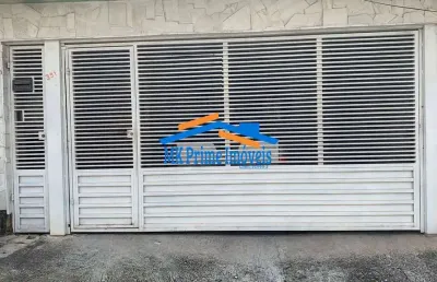 Sobrado com 3 dormitórios, churrasqueira e 2 vagas de garagem.