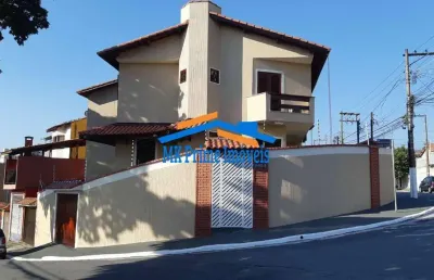 Sobrado elegante e moderno: 3 suítes, ar condicionado e acabamento de alto.