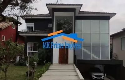 Luxuosa casa com piscina aquecida – 358m² construídos em terreno de 450m².
