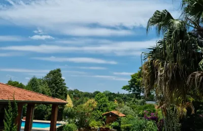 Linda chácara em condomínio fechado, de 1.697m2, com  303m2 de área construída, com muito verde no vitassay em boituva