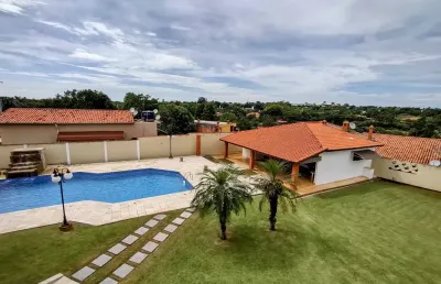 Linda chácara em condomínio fechado, de  1.800m2, com  380m2 de área construída, com muito verde no vitassay em boituva
