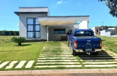 Linda casa térrea em condomínio fechado solares resort com 160m2  de área construída em  boituva - sp.