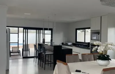 Linda sobrado em condomínio fechado solares resort com 204m2  de área construída em  boituva - sp.