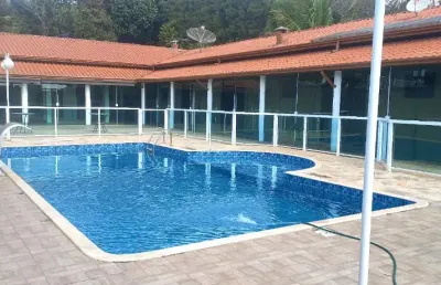 Linda chácara em condomínio fechado, de 1.100m2, com  240m2 de área construída, com muito verde no vitassay em boituva - sp.