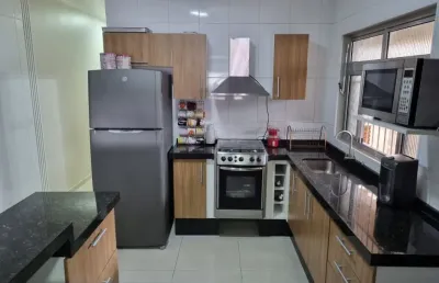 Linda casa  assobradada  com 03 dormitórios e 03 banheiros à venda, 141m²  na  vila luzita  em santo andré - sp
