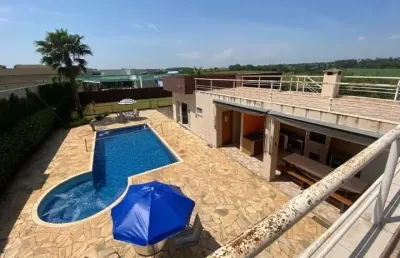 Lindo sobrado com 342m² de área construída, em condomínio fechado portal dos lagos com 1.000m² de terreno em boituva - sp.