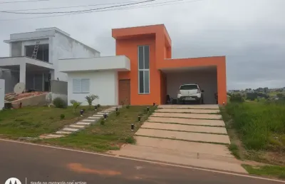 Linda casa térrea de 160m²  de área  construída e terreno de 420m2 à venda no excelente condomínio fechado  riviera  santa cristina- paranapanema - sp.