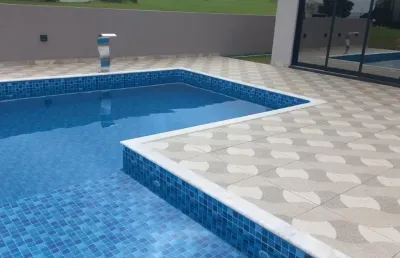 Linda casa térrea de 170m²  de área  construída  com  terreno de 450m2, à venda no excelente condomínio fechado  riviera  santa cristina- paranapanema - sp.