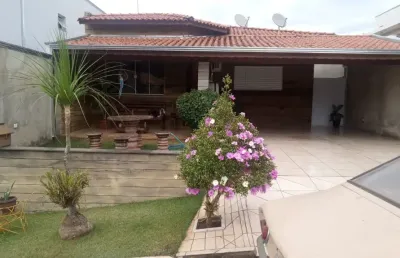 Linda casa térrea  de  220m²  de área construída, e  terreno de  250m2à venda no excelente  condomínio  jardim sartorelli  em iperó- sp.