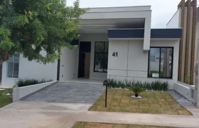 Linda casa térrea de 107m² de área construída, e terreno de 160m², à venda no excelente condomínio terras de são francisco - sorocaba - sp.