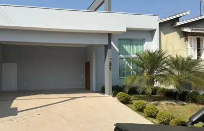 Linda casa térrea de 190m², de área construída, e terreno de 250m², com muito verde no condomínio portal dos pássaros em boituva - sp.