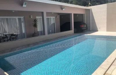 Linda casa térrea  com 250m2 de área construída  e terreno de 409m2, á venda, 03 dormitório sendo 03 suítes, sala 02ambientes, cozinha planejada, 04 vagas no canto do forte - praia grande - sp
