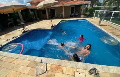 Linda casa térrea de 250m2, e terreno 900m2, com piscina e área gourmet em condomínio fechado ninho  verde em  porangaba - sp.