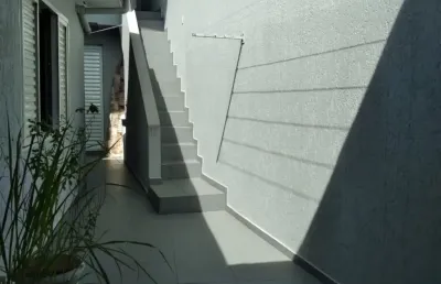 Linda casa térrea à venda com 180m² de área construída, terreno de 162m² , no bairro vila scarpelli - santo andré - sp.