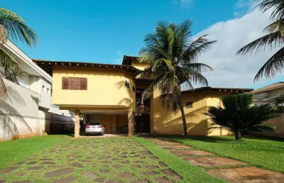 Casa de condomínio sobrado á venda tem 500m² com 05 dormitórios.