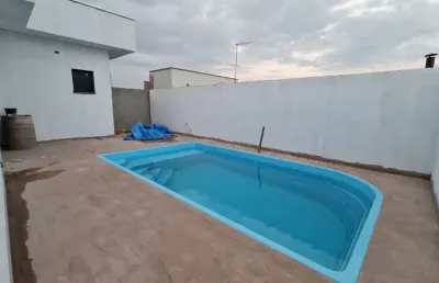 Linda casa térrea com 112m2, 03 dormitórios sendo 01 suíte, piscina, valor 698.mil.