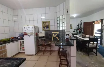 Excelente casa com 3 dormitórios sendo 2 suítes ,cozinha americana , sala ampla , 400 mts da praia  r$ 400.000.00