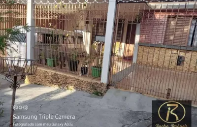Garagem coberta para 2 carros (aproximadamente 6x6m).  pequeno jardim ou área de circulação.    2. casa principal (10x20m):  sala de estar e jantar in