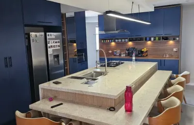 Vendo lindo apartamento com dependência de empregada, reformado, pronto para morar