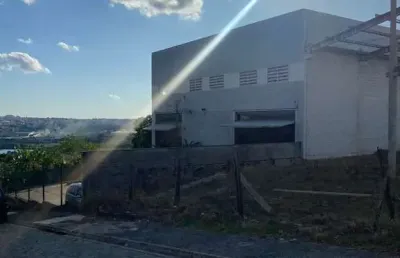 Vendo terreno de 835 m2 com pré moldado para barracão de 420m2 e 7m de pé direito.