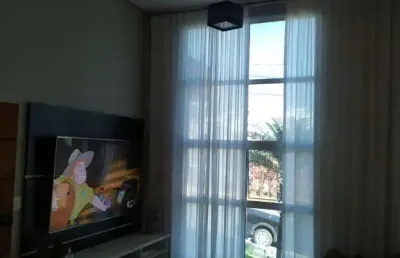 Linda casa térrea com 3 dormitórios sendo 1 suíte, piscina e aquecimento solar no villágio