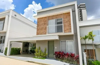 'sobrado excepcional em condomínio da construtora planeta: terreno amplo, área construída com design elegante e quintal planejado para piscina.'