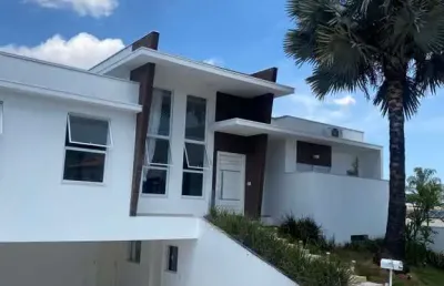 Residência exclusiva com luxuoso jardim e ampla área de entretenimento no condomínio ibiti do paço