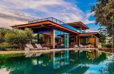 Venha se encantar com esta deslumbrante casa inspirada em bali, localizada na prestigiada fazenda boa vista, com uma vista deslumbrante