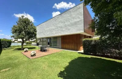 Venha conhecer essa incrível casa com 4 quartos, 4 suítes e 347,00 m2 de área construída.