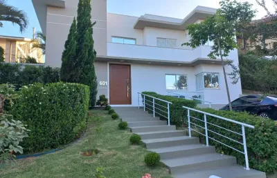 Casa dupla localizada no condomínio santo antônio l