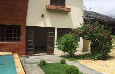 Casa clássica e ampla com 4 suítes, piscina e salão de festas
