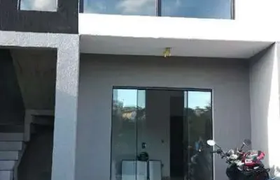 Vendo casa geminada com entrada independente com 03 quartos sendo um com suite, 105m² no valor de 450.000,00 no bairro xangrila