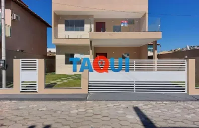 Casa duplex com 4 quartos, sendo 2 suítes. piscina com deck molhado. cabo frio