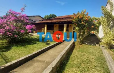 Chácara à venda com 3 casas, piscina e área gourmet, iguabinha, araruama - rj